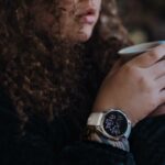 Garmin Fenix ​​8 em caixa de joias de madeira, planta no fundo