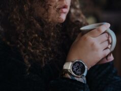 A Garmin erra tudo ao cobrar por seu novo recurso de encerramento anual Garmin Fenix 8 em caixa de joias de madeira, planta no fundo