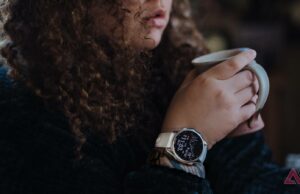 A Garmin erra tudo ao cobrar por seu novo recurso de encerramento anual Garmin Fenix 8 em caixa de joias de madeira, planta no fundo