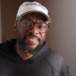 A IA pode ser engraçada? Alguns comediantes adotam ferramentas de IA, mas ainda comandam o show