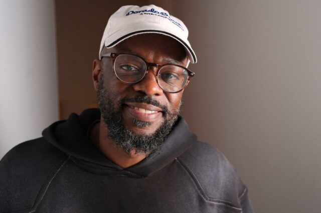 A IA pode ser engraçada? Alguns comediantes adotam ferramentas de IA, mas ainda comandam o show
