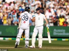 A Inglaterra FINALMENTE vence na Austrália: o time de Ben Stokes encerra a seca de 15 anos em solo australiano para evitar a cal de Ashes em um espadachim de dois dias Harry Brook e Jamie Smith selaram a vitória às 17h24, horário local, e a Inglaterra irá para Sydney no Ano Novo na esperança de limitar o placar a 3–2 - com a fronteira de Brook garantindo a vitória