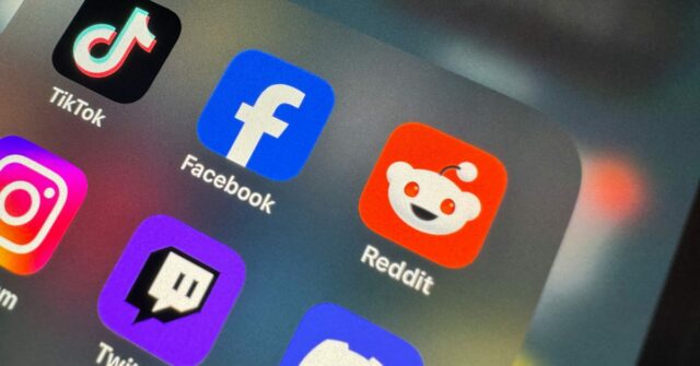 A Lei de Responsabilidade da App Store tornaria a Apple A Lei de Responsabilidade da App Store tornaria a Apple responsável pela verificação de idade | Foto aproximada de ícones de aplicativos em um iPhone