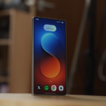 Renderização do Galaxy Z Fold 7 em azul contra fundo branco.