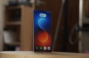 A Samsung não deixa nada em cima da mesa com sua melhor venda do ano Renderização do Galaxy Z Fold 7 em azul contra fundo branco.