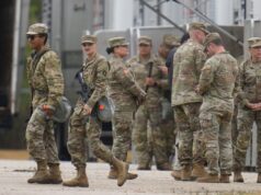 A Suprema Corte bloqueia a implantação da Guarda Nacional de Trump em Chicago – por enquanto O governador de Illinois, JB Pritzker, chega durante um