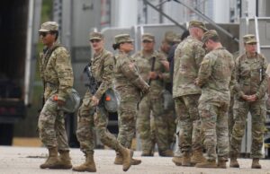 A Suprema Corte bloqueia a implantação da Guarda Nacional de Trump em Chicago – por enquanto O governador de Illinois, JB Pritzker, chega durante um