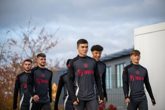 Ruben Amorim com traje do Manchester United durante derrota para o Everton.
