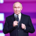 Nesta fotografia distribuída pela agência estatal russa Sputnik, o presidente da Rússia, Vladimir Putin, participa de um fórum de organizações voluntárias em Moscou, em 3 de dezembro de 2025. (Foto de Alexander SCHHERBAK / POOL / AFP)