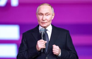 A adesão da Ucrânia à OTAN é ‘questão-chave’ nas negociações dos EUA: Rússia Nesta fotografia distribuída pela agência estatal russa Sputnik, o presidente da Rússia, Vladimir Putin, participa de um fórum de organizações voluntárias em Moscou, em 3 de dezembro de 2025. (Foto de Alexander SCHHERBAK / POOL / AFP)