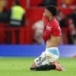 Ruben Amorim aplaude torcedores após partida da Premier League entre Manchester United e Everton, em Old Trafford, em 2025, em Manchester, Inglaterra.