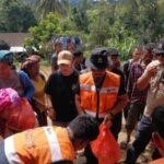 A ajuda continua a fluir, mas a distribuição às vítimas das cheias repentinas no norte de Tapanuli é dificultada por estradas destruídas