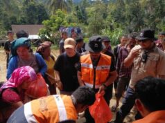 A ajuda continua a fluir, mas a distribuição às vítimas das cheias repentinas no norte de Tapanuli é dificultada por estradas destruídas A ajuda continua a fluir, mas a distribuição às vítimas das cheias repentinas no norte de Tapanuli é dificultada por estradas destruídas