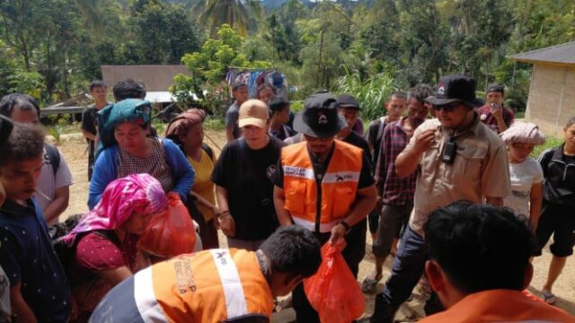 A ajuda continua a fluir, mas a distribuição às vítimas das cheias repentinas no norte de Tapanuli é dificultada por estradas destruídas
