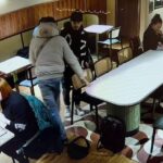 Cally Beaton estava sentada em uma lanchonete, saboreando uma refeição na Marylebone High Street, quando dois ladrões descarados roubaram sorrateiramente sua bolsa.