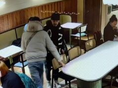 A bolsa da comediante Moment é roubada debaixo de seu assento por ladrões descarados em um restaurante de Londres Cally Beaton estava sentada em uma lanchonete, saboreando uma refeição na Marylebone High Street, quando dois ladrões descarados roubaram sorrateiramente sua bolsa.