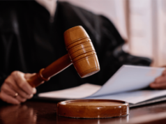 A californiana Lanette Bashore foi condenada a 30 meses de prisão por décadas de fraude no financiamento do hábito de jogo A californiana Lanette Bashore foi condenada a 30 meses de prisão por décadas de fraude no financiamento do hábito de jogo. O martelo do juiz levantado sobre o banco do tribunal durante a audiência de sentença.