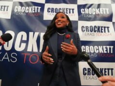 A candidatura de Jasmine Crockett ao Senado do Texas foi preocupante por parte dos democratas da Câmara: relatório Jasmine Crockett fala aos apoiadores com uma placa que diz