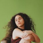 A cantora folk Silvana Estrada combate uma cultura de violência com luz