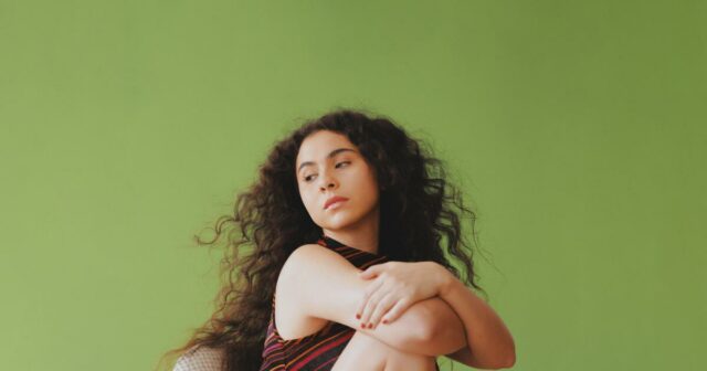 A cantora folk Silvana Estrada combate uma cultura de violência com luz
