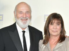 A causa da morte de Rob e Michele Reiners foi homicídio por esfaqueamento, afirma o legista Nick Reiner com os pais Rob e Michele Reiner (por Chris Smith com Getty