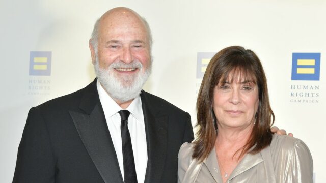 A causa da morte de Rob e Michele Reiners foi Nick Reiner com os pais Rob e Michele Reiner (por Chris Smith com Getty