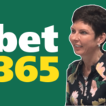 A chefe da Bet365, Denise Coates, ganhou £ 280 milhões, apesar da forte queda nos lucros no ano passado. Logotipo da Bet365 em fundo verde ao lado de Denise Coates sorrindo, vestindo um top floral, em imagem promocional em estilo recortado.