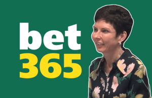 A chefe da Bet365, Denise Coates, ganhou £ 280 milhões, apesar da forte queda nos lucros no ano passado A chefe da Bet365, Denise Coates, ganhou £ 280 milhões, apesar da forte queda nos lucros no ano passado. Logotipo da Bet365 em fundo verde ao lado de Denise Coates sorrindo, vestindo um top floral, em imagem promocional em estilo recortado.