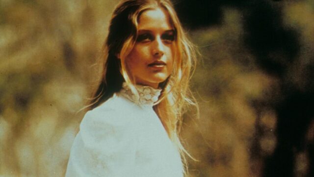 A clássica história australiana ganha nova vida nos palcos de Anne-Louise Lambert como Miranda no filme Picnic at Hanging Rock (1975), de Peter Weir.