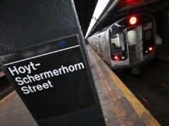 A condutora do metrô de Nova York deu um soco e roubou as chaves do trem em um ataque perturbador – enquanto ela fazia um anúncio Um capanga descarado esmurrou uma condutora do metrô e roubou as chaves do trem em um ataque chocante na estação Hoyt – Schermerhorn Streets, no centro do Brooklyn, no domingo, disse a polícia.