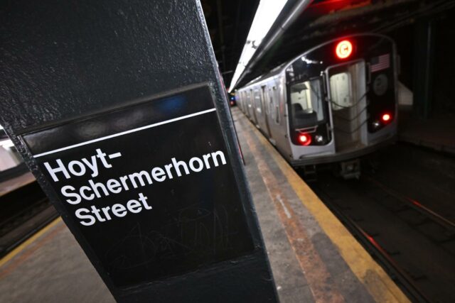 Um capanga descarado esmurrou uma condutora do metrô e roubou as chaves do trem em um ataque chocante na estação Hoyt – Schermerhorn Streets, no centro do Brooklyn, no domingo, disse a polícia.