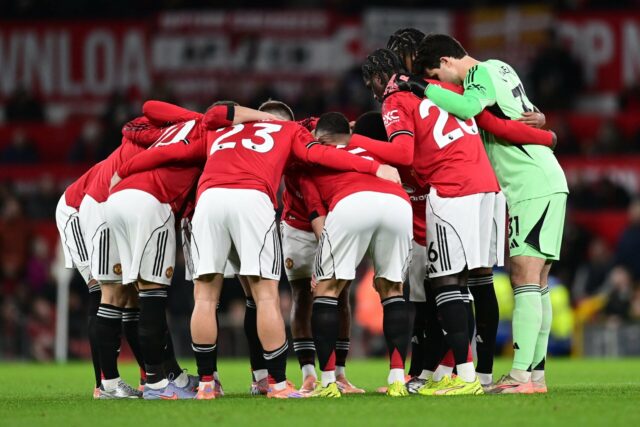 Matheus Cunha comemora gol pelo Manchester United.