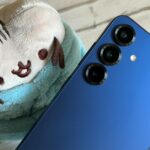 Uma interface UI 8 mostrando dois cartões de notificação agrupados e ícones de notificação ao redor.