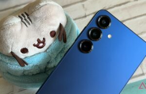 A configuração One UI 8.5 que finalmente corrigiu a peculiaridade mais irritante do meu Galaxy Uma interface UI 8 mostrando dois cartões de notificação agrupados e ícones de notificação ao redor.