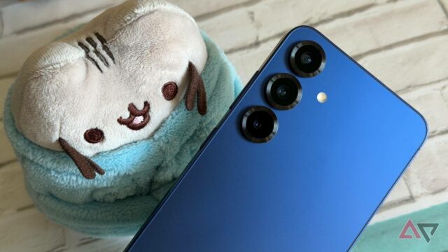 Uma interface UI 8 mostrando dois cartões de notificação agrupados e ícones de notificação ao redor.