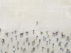 A contagem de seguidores nas redes sociais nunca foi tão importante, dizem os executivos da economia criadora People connected by data points to show a graph.