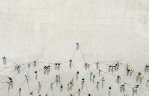 A contagem de seguidores nas redes sociais nunca foi tão importante, dizem os executivos da economia criadora People connected by data points to show a graph.