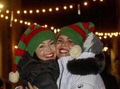 A contagem regressiva da NYE começa: a Grã-Bretanha se prepara para receber 2026 em grande estilo, enquanto dezenas de milhares de pessoas se aglomeram em Londres para assistir ao Big Ben soar no Ano Novo com espetacular queima de fogos de artifício no Tâmisa As Irmãs Lisi e Aura de Gran Canaria celebram o Hogmanay em Edimburgo, Escócia