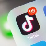 Close da página inicial do Facebook na tela LCD, navegador Chrome