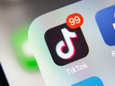 A contagem regressiva para a proibição social de menores de 16 anos já começou, então quais aplicativos estão prestes a ser restringidos? Close da página inicial do Facebook na tela LCD, navegador Chrome