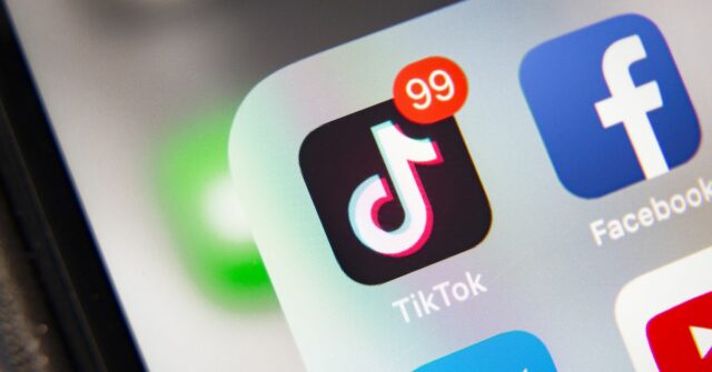 Close da página inicial do Facebook na tela LCD, navegador Chrome