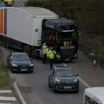 A M2 em Kent está fechada no sentido oeste depois que um carro capotou em um acidente que provocou o caos nas viagens na véspera de Natal