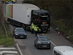 A corrida final para casa: o tráfego atingirá hoje o seu nível mais movimentado em cinco anos, com 4,2 milhões de fugas planejadas, já que os especialistas dizem que evite estradas entre 11h e 19h, com aeroportos lotados e serviços ferroviários terminando mais cedo A M2 em Kent está fechada no sentido oeste depois que um carro capotou em um acidente que provocou o caos nas viagens na véspera de Natal