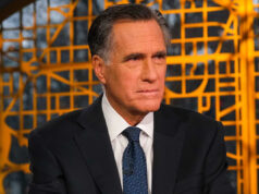 A cunhada de Mitt Romney, Carrie, morreu por suicídio no estacionamento de Los Angeles, determina o médico legista Bill Pugliano / Getty Images Mitt Romney fala durante uma parada de campanha no Lansing Community College em 8 de maio de 2012 em Lansing, Michigan