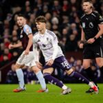 Shea Lacey, do Manchester United, ultrapassa Jack Fletcher durante a partida da Premier League entre Aston Villa e Manchester United no Villa Park em 21 de dezembro de 2025