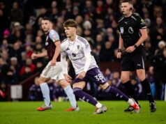 A decisão chocante do Man Utd com Jack Fletcher na academia provou ser um golpe de mestre na estreia no time principal Shea Lacey, do Manchester United, ultrapassa Jack Fletcher durante a partida da Premier League entre Aston Villa e Manchester United no Villa Park em 21 de dezembro de 2025