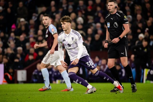 Shea Lacey, do Manchester United, ultrapassa Jack Fletcher durante a partida da Premier League entre Aston Villa e Manchester United no Villa Park em 21 de dezembro de 2025