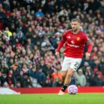 Lisandro Martinez, do Manchester United, comemora após a vitória do time na partida da Premier League entre Crystal Palace e Manchester United, em Selhurst Park, em 30 de novembro de 2025