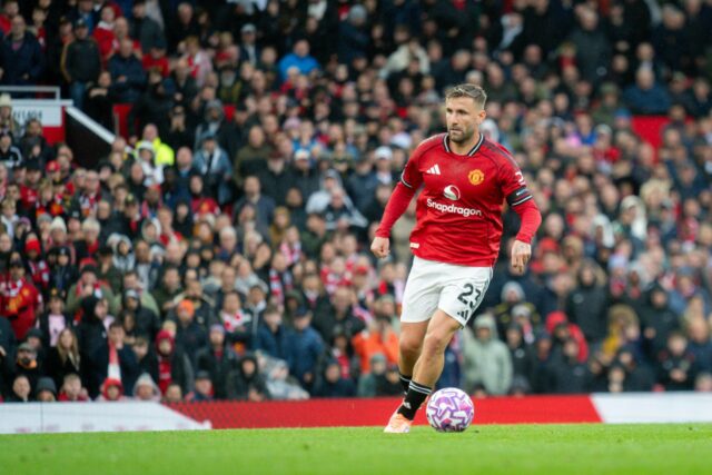 A decisão de alto risco de Luke Shaw por Ruben Lisandro Martinez, do Manchester United, comemora após a vitória do time na partida da Premier League entre Crystal Palace e Manchester United, em Selhurst Park, em 30 de novembro de 2025