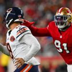 D'Andre Swift (4), do Chicago Bears, é parado pela defesa do San Francisco 49ers no quarto período de seu jogo da NFL no Levi's Stadium em Santa Clara, Califórnia, no domingo, 28 de dezembro de 2025. O San Francisco 49ers derrotou o Chicago Bears por 42-38. (José Carlos Fajardo/Bay Area News Group)